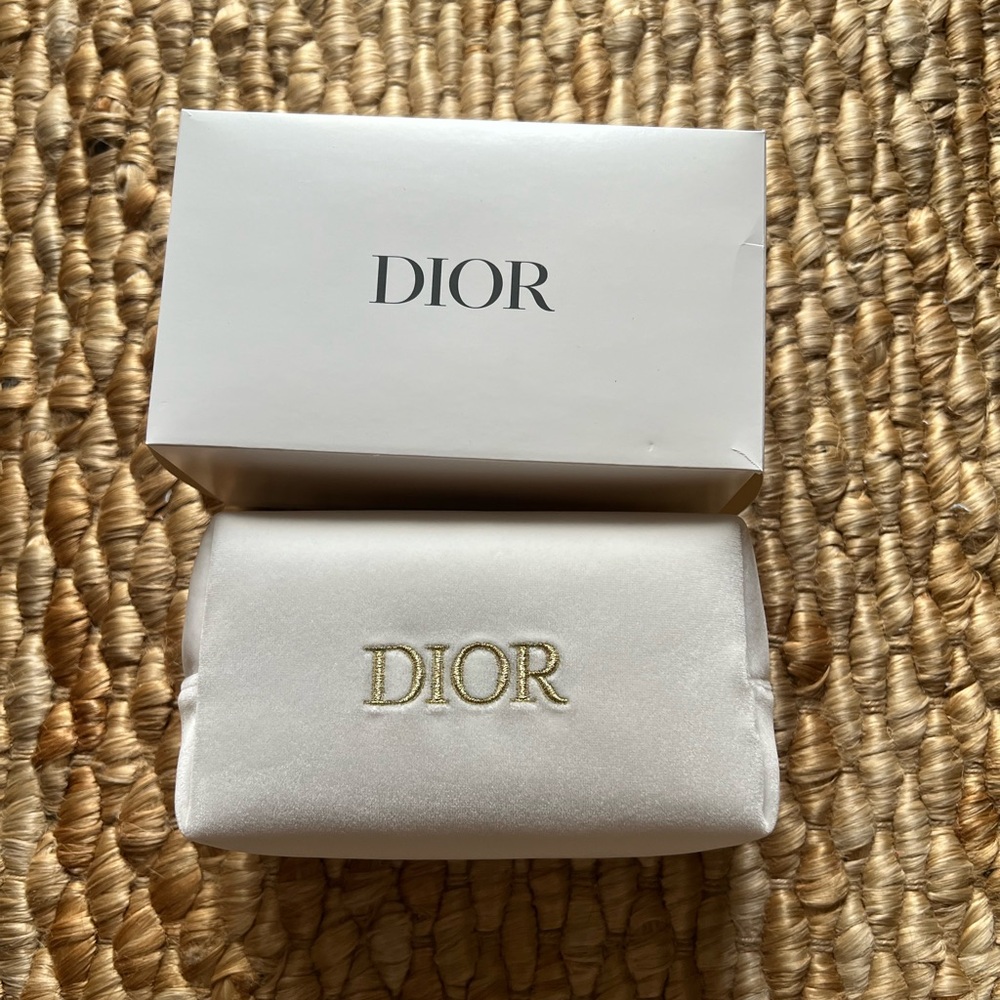 NWT Dior makeup bag!!! 🤍